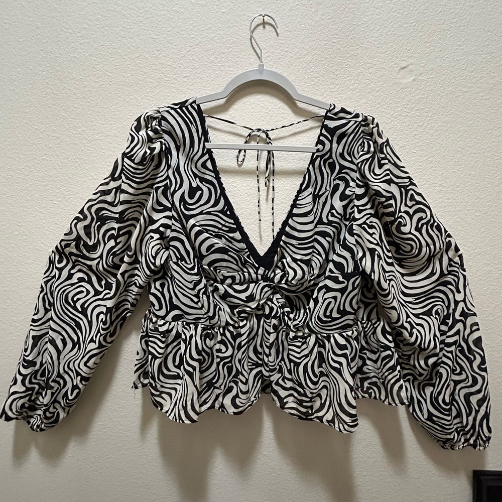 H&M | Fun Flowy Black & White Blouse Women’s size Large